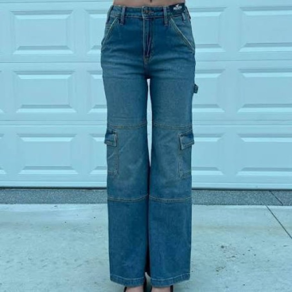 hollister • medium wash wide leg cargo jeans
